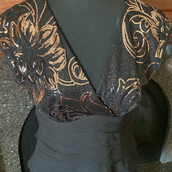 Black dress with scalloped skirt & gold design sequence….classy, 8 🌺 - Picture 2 of 7